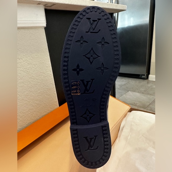 LOUIS VUITTON RAIN BOOTS - Picture 2 of 6